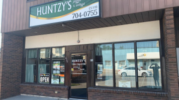 Huntzy's Pizza Wings outside