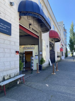 L'atelier Patisserie outside