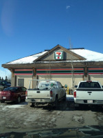 7-eleven outside