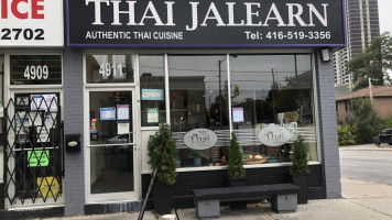 Thai Jalearn Dundas outside