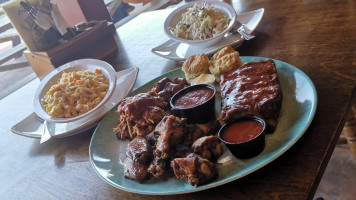 Lucky's Barbecue House food