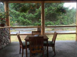 Haida House At Tllaal Lodge Cabins food
