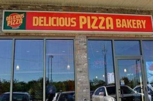 Delicious Pizza outside