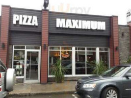 Pizza Maximum outside