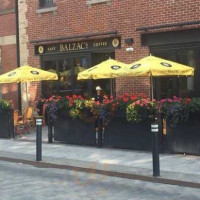 Balzac's Coffee outside