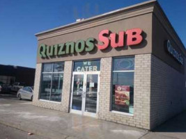 Quiznos outside