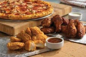 Iroquois Pizza And Wings food