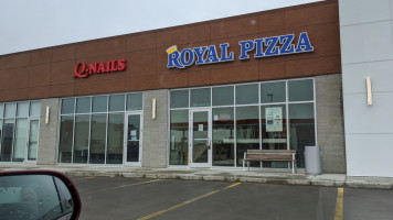 Royal Pizza Hamptons outside