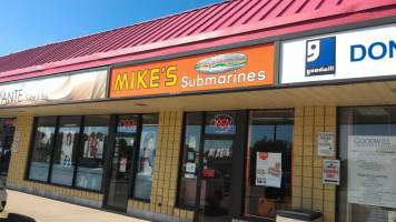 Mike's Submarines outside