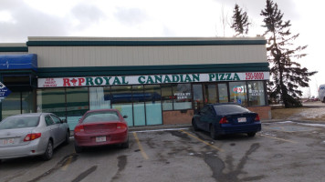 Royal Canadian Pizza outside