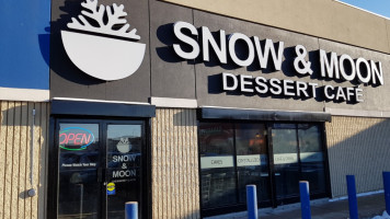 Snow Moon Dessert Cafe outside