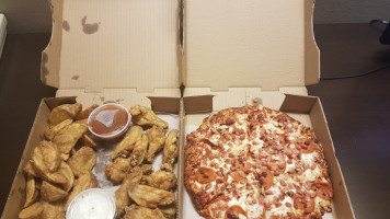 Primo Pizza & Wings food