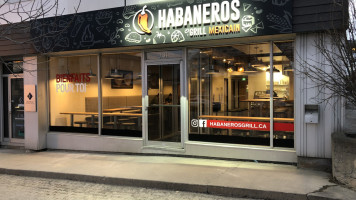 Habaneros Grill Mexicain Amos outside