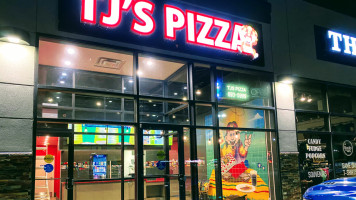 T J's Pizza outside