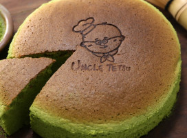Uncle Tetsu's Japanese Cheesecake outside