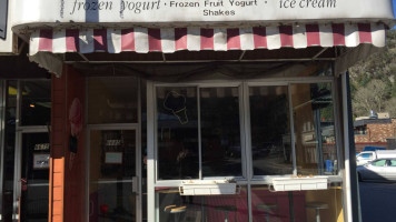 Berry's Frozen Yogurt Ice Cream outside