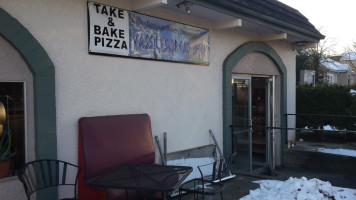 Denman Island Bakery Pizzeria outside