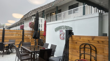 Grama's Inn inside