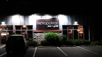 Metropolitan Bar & Grill outside