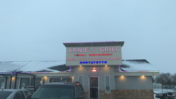 Arnie's Grill outside