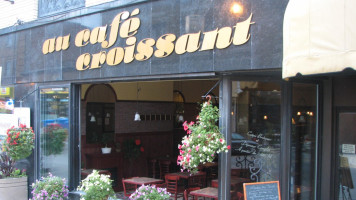 Cafe Croissant Chicoutimi inside
