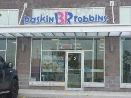 Baskin Robbins outside