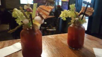 Tavern On Whyte Dentro