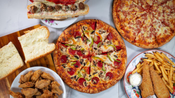 Queen's Pizza & Wings food