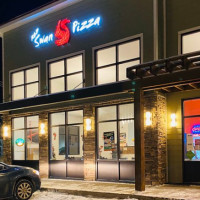 Red Swan Pizza outside