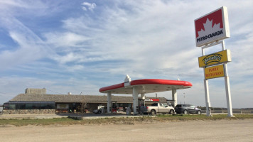 Humpty's Big Plate Diner Oak Bluff outside