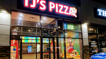 T J's Pizza inside