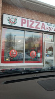 Al's Famous Pizza outside