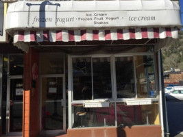 Berry's Frozen Yogurt Ice Cream outside