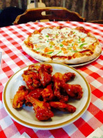 Lefty's Pizzeria & Lounge food