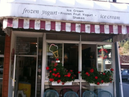 Berry's Frozen Yogurt Ice Cream outside