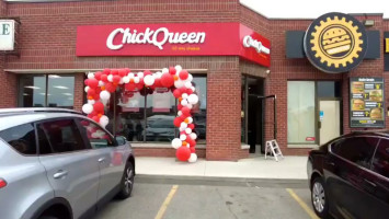Chickqueen outside
