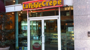 La Petite Crepe outside