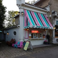 Rosie's Ice Cream Shoppe outside