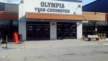 Resto Olympia Yvan Cournoyer outside