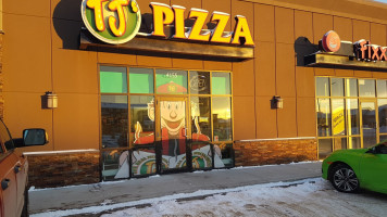 TJ's Pizza outside