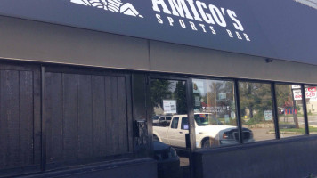 Amigos outside