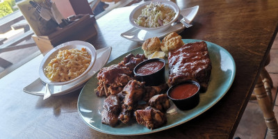 Lucky's Barbecue House food