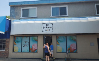 The Ice Cream Social Dentro