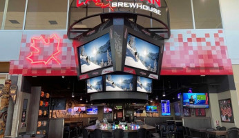 The Canadian Brewhouse (edmonton International Airport) inside