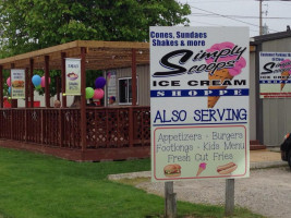 Simply Scoops Food Truck outside