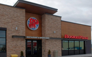 Boston Pizza outside