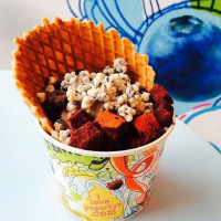 Yogurty's Froyo food