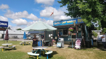 Oana's Chip Wagon outside