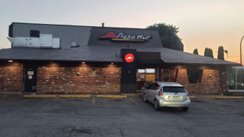 Pizza Hut outside