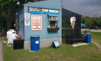 Oana's Chip Wagon outside